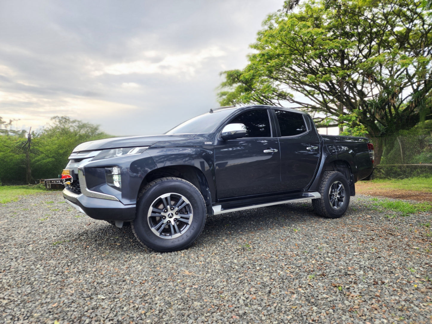 MITSUBISHI L200